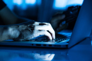 フォームジャッキングの被害状況や防止策。ECサイト利用が増える今、不正検知や対策を。