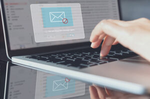 フィッシングメールとは?実例や見分け方、対処法について解説