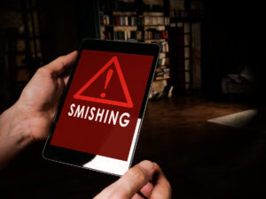 スミッシングとは?SMSを使ったフィッシングの5つの事例手口と対策をまとめて解説